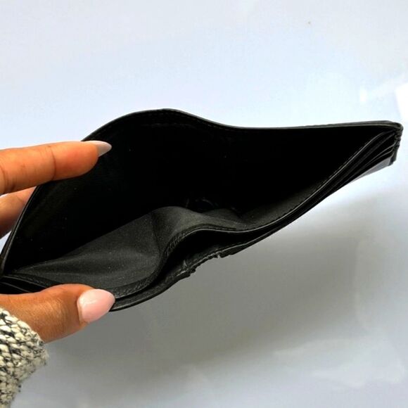 Gucci Leather Bifold Wallet - Picture 9 of 11